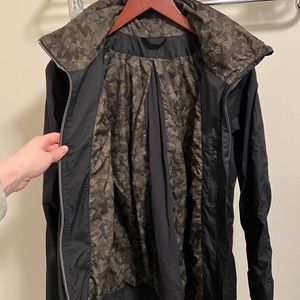 Lululemon Fo Drizzle Jacket Black Camo Size 8 EUC
